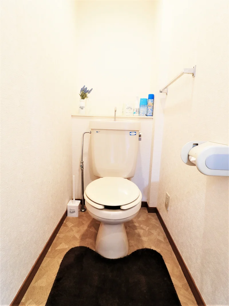 トイレットペーパーが付いていて　トイレ洗剤・消臭剤やトイレブラシも完備！