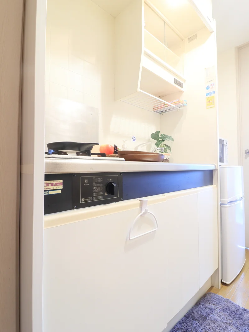 キッチンは炒めものに便利なガスコンロ(^^♪フライパンや鍋などの調理器具だけでなく、コップやお皿などもご用意しておりますので食材さえご用意いただければ、即日自炊可能です！