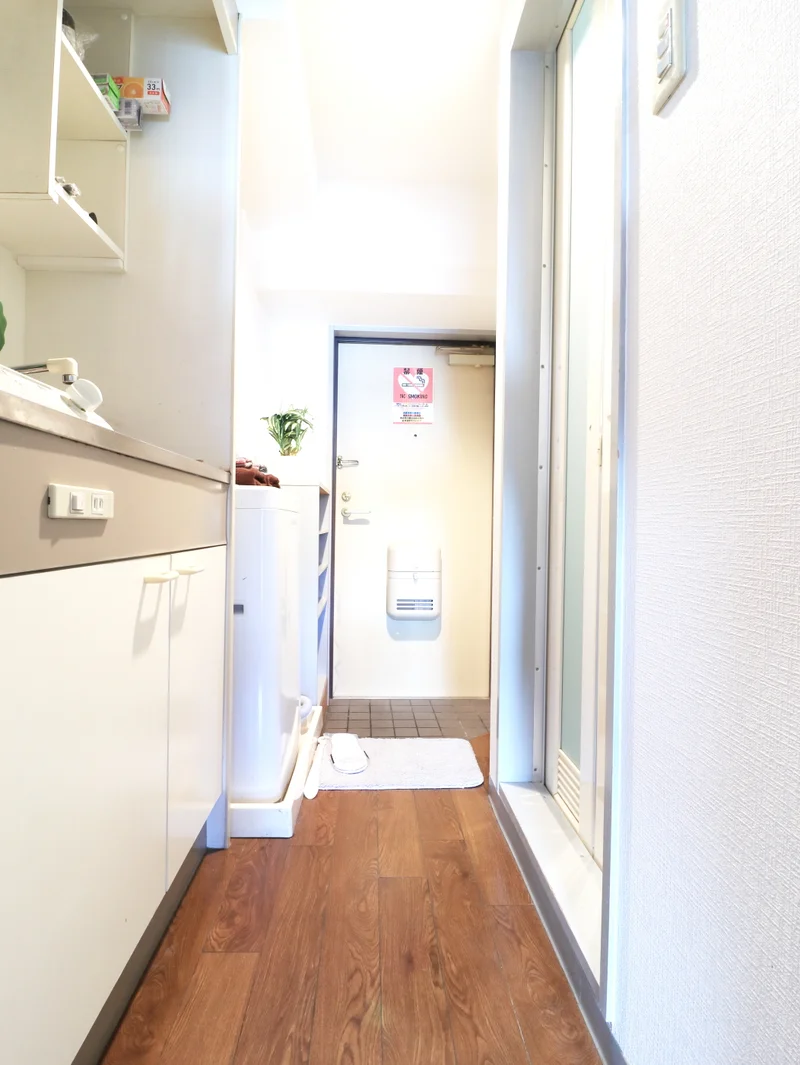 広々としていて余裕のある玄関スペース！　キッチンもゆったりお使いいただけて自炊がはかどります♪　