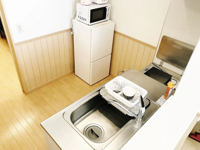 キッチンには冷蔵後・炊飯器・ケトル・電子レンジなどの家電をはじめ、食器類やサランラップなどの消耗品もご用意★