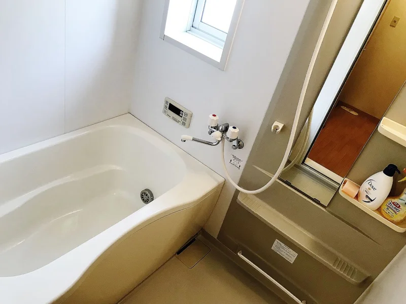 バスルームには小窓もございますので換気もできます★シャンプー・リンス・ボディソープや洗剤もご用意。