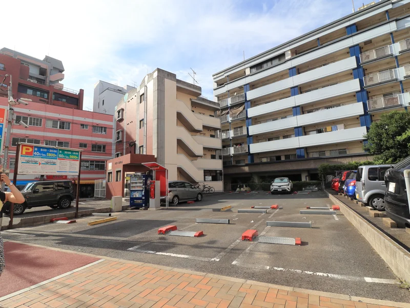 西元町パーキング（08:00~20:00　40分100円　最大800円　20:00~08:00　60分100円　最大600円）＊2020年8月現在