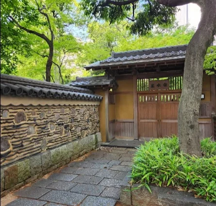 博多塀 Rakusienまで徒歩５分