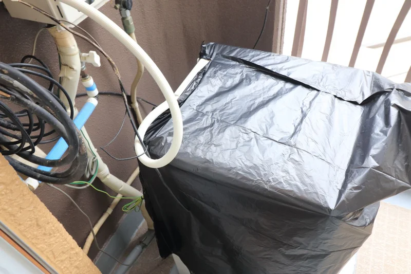 室外設置の全自動洗濯機を完備。コインランドリーに通う手間や費用を節約でき、中長期の滞在でも自宅同様の洗濯サイクルを維持できます。