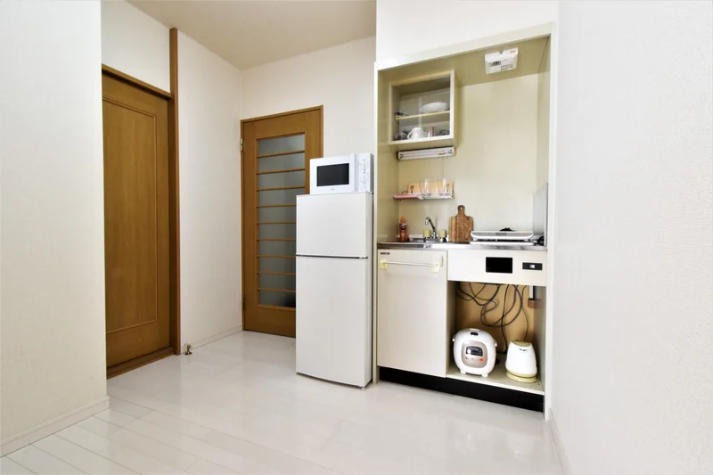 キッチンはお掃除する際に便利なＩＨ♪フライパンや鍋などの調理器具だけでなく、コップやお皿などもご用意しておりますので食材さえご用意いただければ、即日自炊可能です！