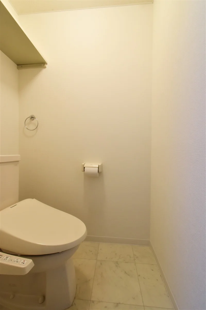 バストイレ別！ウォシュレット付き♪トイレットペーパーやトイレブラシ等、他では置いてない備品も沢山ございますので短期～長期でお住まいの方にも「あったら助かるものが多い」と大変ご好評いただいております。