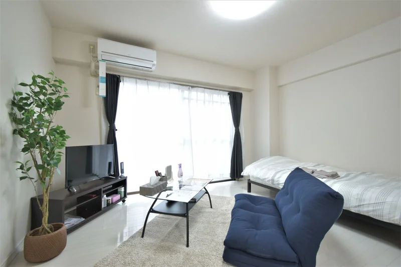 大き目なテレビとソファーがあり、ゆっくり寛げる空間となっております。家具家電だけでなく、ティッシュやリセッシュ等もご用意させてもらっているので非常にご満足度高くご利用いただいております！