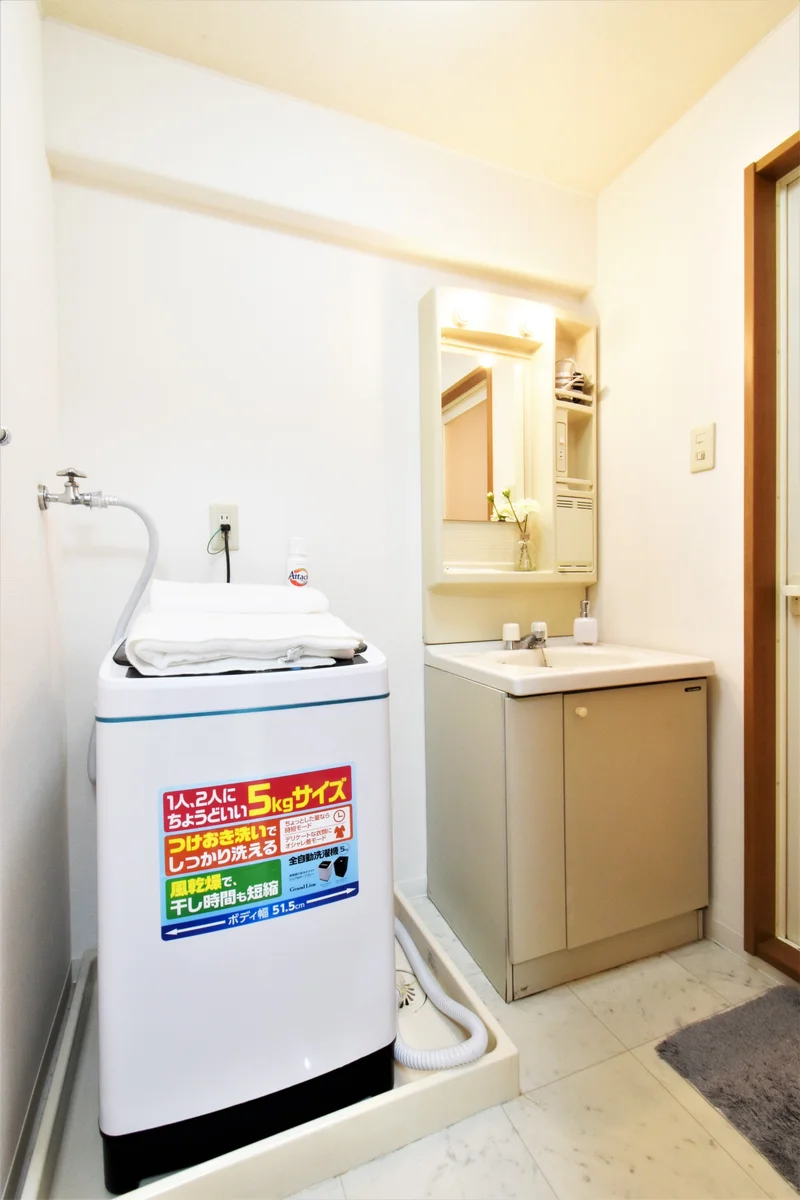 老若男女関係なく人気な独立洗面台！また、室内洗濯機なので天気関係なく回すこと可能です。洗剤もご用意しておりますので是非ご利用ください♪