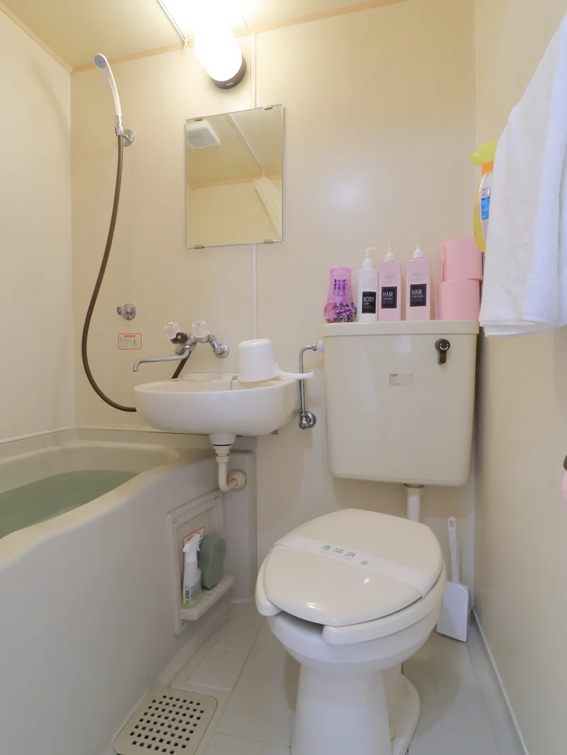 ユニットバスですが、シャンプー・コンディショナー・ボディーソープのアメニティに加え新品のボディータオルも完備しております。トイレブラシや浴室用洗剤などの清掃用品もご用意しておりますので、清潔な状態を保てます。(*’ω’*)