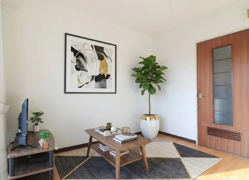 ユニットタイプの１Kタイプの洋室で、主要な家具家電の他に様々な備品をご用意しております。バスタオル・フェイスタオルも2枚ずつご用意しておりますますので、洗濯をし忘れた場合でも安心です。空気清浄機やスプレー式消臭剤、掃除機等も標準装備でご案内しておりますので、いつでもお部屋を清潔に保つことが出来ます。(*’ω’*)※植木と額とクッションなどは写真用です。