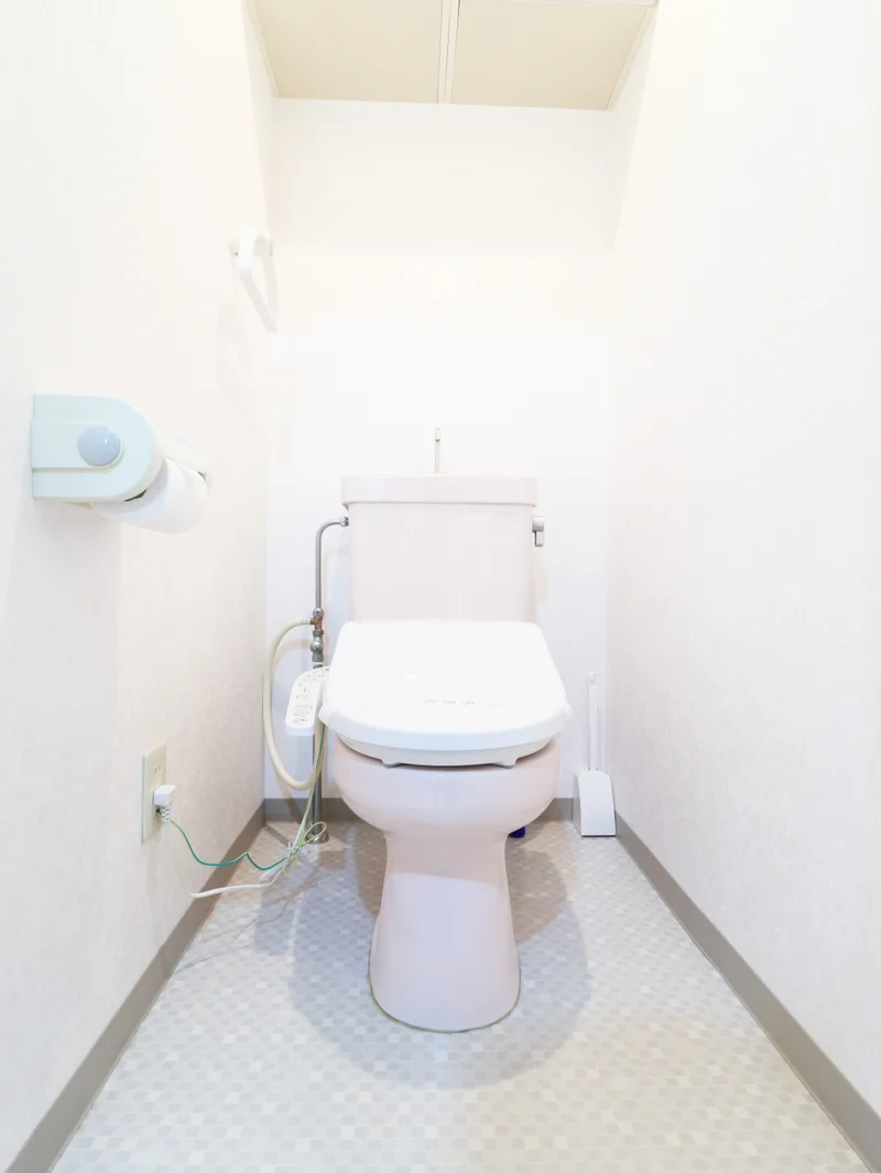 バストイレ別！トイレはなんとウォシュレット付き！トイレットペーパーやトイレブラシ等、他では置いてない備品も沢山ございますので短期～長期でお住まいの方にも「あったら助かるものが多い」と大変ご好評いただいております。