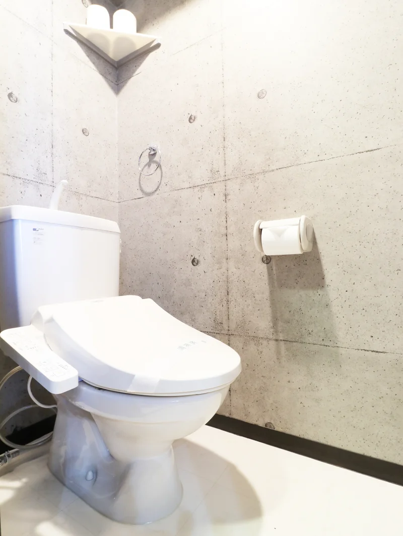 嬉しい風呂トイレ別設計の水洗トイレです。トイレットペーパーも3ロールご用意しておりますので、短期から長期まで様々なお客様に安心してお使いいただけます。もちろん、トイレブラシもご用意しておりますので、いつでも清潔にご利用していただくことが出来ます♪