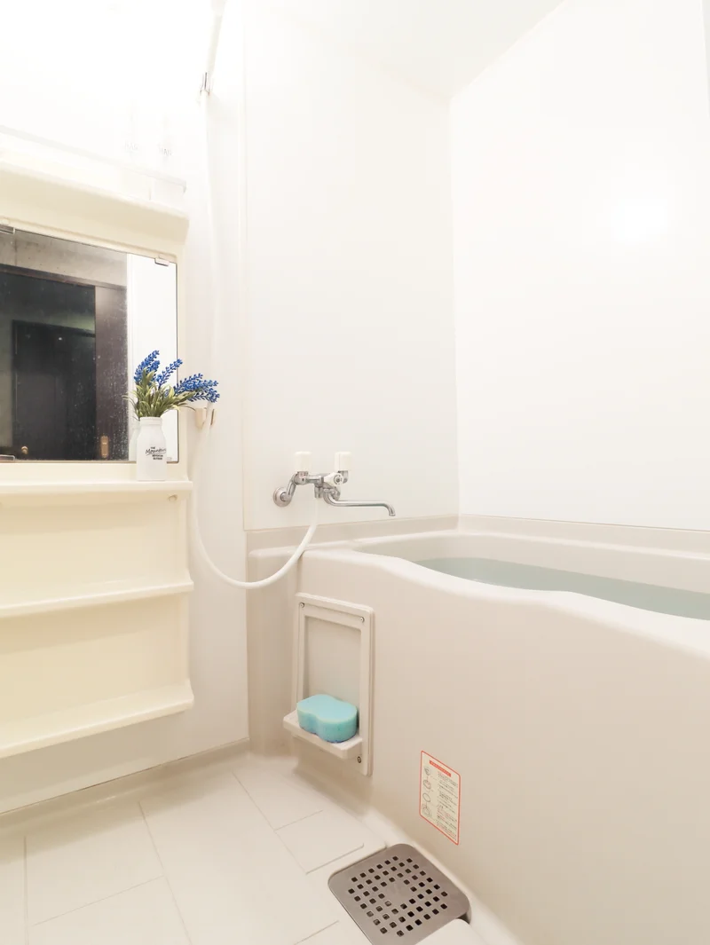 風呂トイレ別設計なので、気兼ねなくお使いいただけます。シャンプー・コンディショナー・ボディーソープを完備し、新品のボディータオルもご用意。勿論、洗剤とスポンジもあるので、掃除も可能です。風呂桶もご用意しておりますので、湯船に浸かっていただく際にも便利。普段家では浸からないけれど、という人こそ、こういう時には便利です。