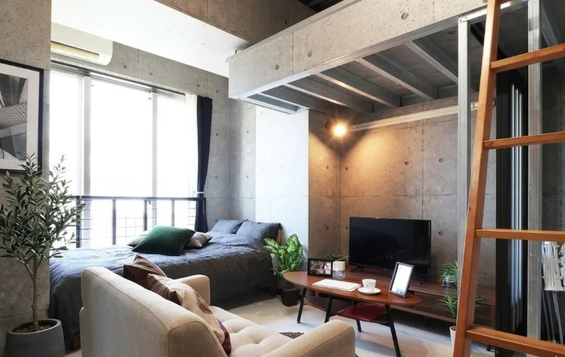 デザイナーズマンションなのでシックでお洒落な印象(^^♪特に若い年齢層の方に人気の部屋で、男女問わずお使いいただけます。広々とした空間のなかで、ソファーに腰掛けながらゆったりと過ごされるのはいかがでしょうか。※植木と額とクッションなどの装飾は写真用です。