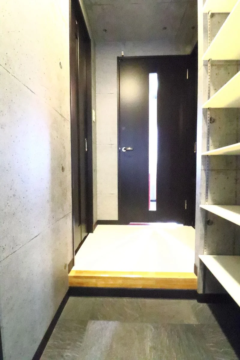 インターホン付き玄関ドア。オートロックの呼び出し口と、玄関口の2段構えで訪問者の確認が出来るので、安心して生活していただけます。大き目なシューズＢＯＸがございますので2名入居の際も常に清潔な空間を保っていただけます！