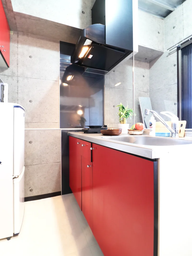 掃除する時に便利なIHコンロ(^^♪キッチンが広めなので料理を作る場合にも手狭にならずに取り掛かれます。フライパンや鍋、まな板、包丁といった調理器具の他に、茶碗やコップ、お箸、等の食器類も多数ご用意しておりますので、料理をされない方も安心してお使いいただけます！