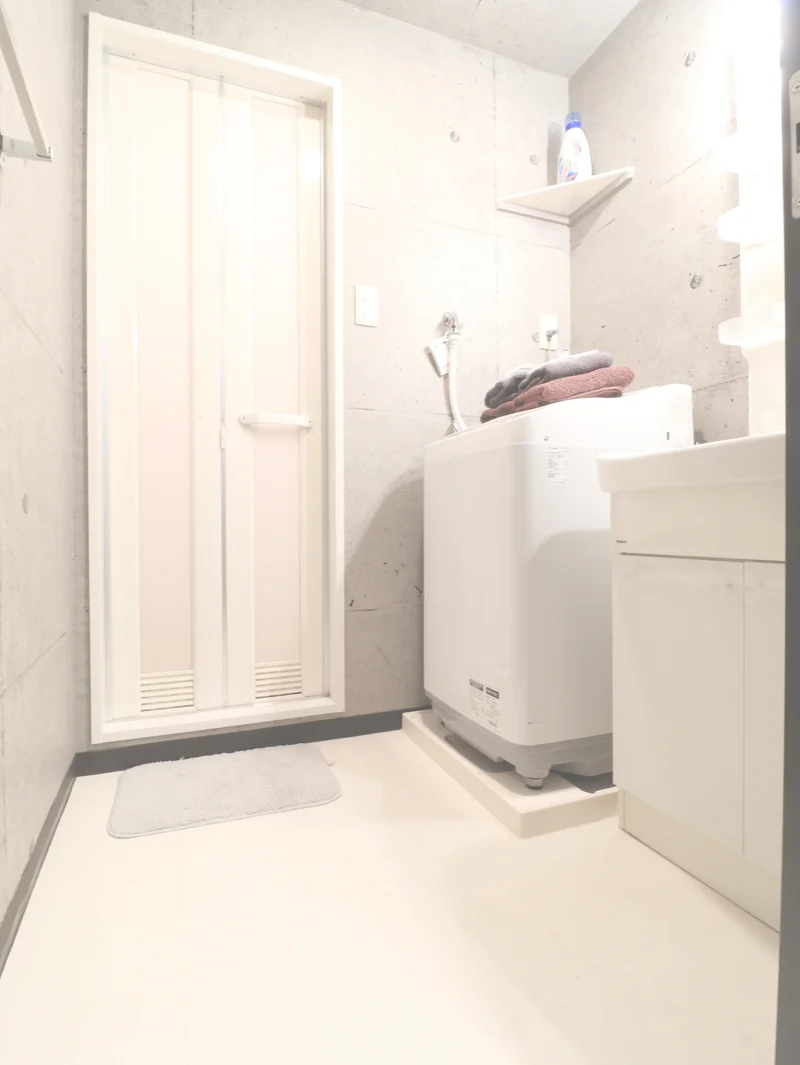 室内置きの全自動洗濯機♪単身向けの少し大きめなサイズなので、洗濯物がたまっても安心してお使いいただけます。もちろん、ベランダで干すだけでなく、備品として標準装備しております室内用のスタンドハンガーをお使いいただければ、室内で干すことも可能です。