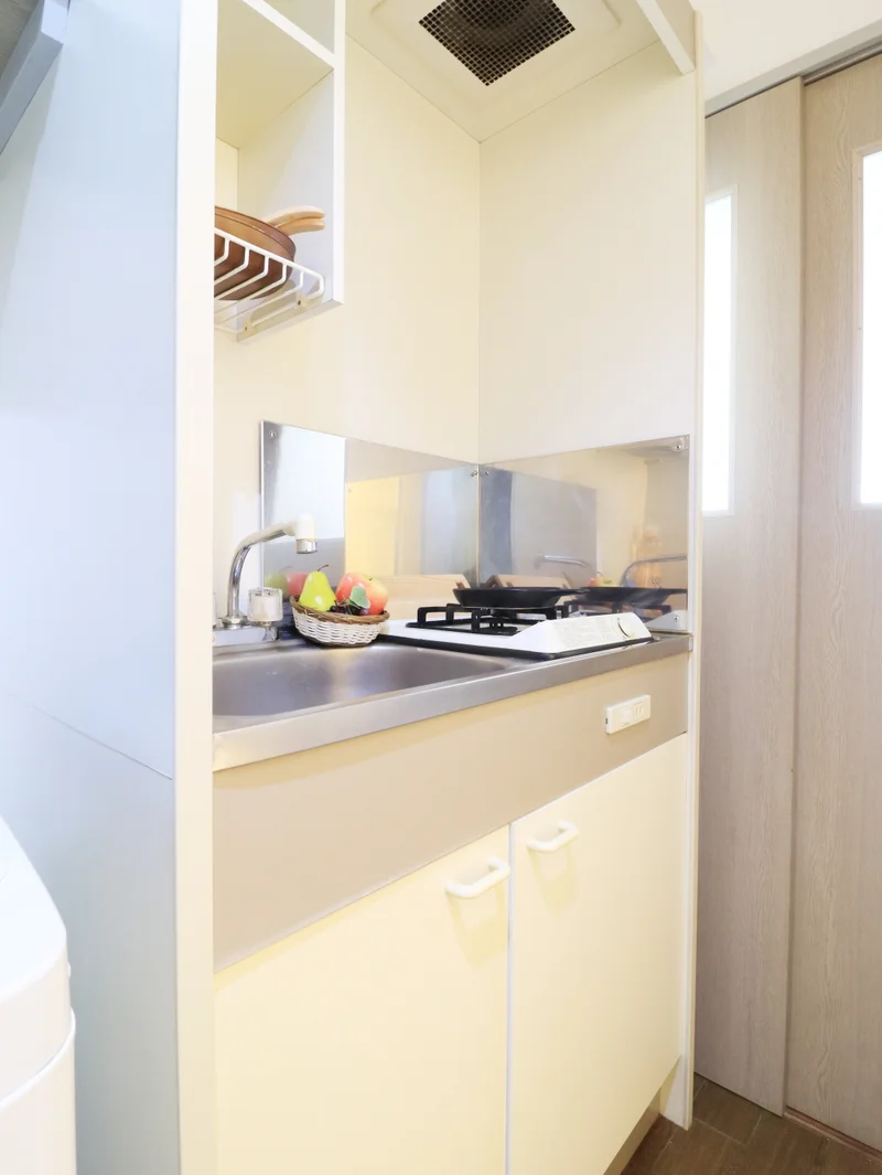 1口システムガスコンロが設置されているので、ちょっとした料理に便利です。食器用洗剤やスポンジ等も準備しておりますので、持ち込み必要がございません。朝の忙しい時に便利な電気ケトルもございますので、多くの利用者様より喜びのお声をいただいております。(*’ω’*)