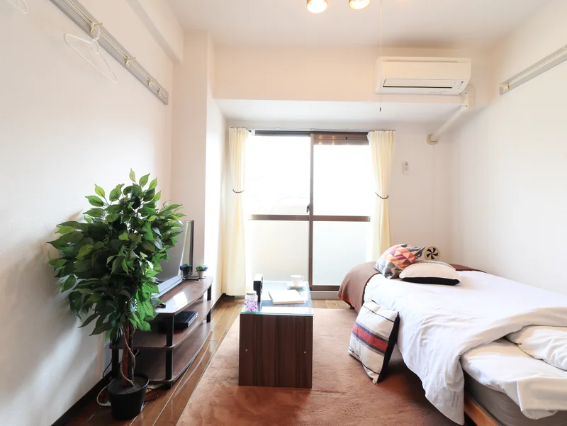 バスタオル・フェイスタオルを2組ご用意しておりますので、洗濯をし忘れた際にも安心です。スタンドミラーや卓上時計、スタンドハンガーなど、多くの備品を標準装備でご案内いたします。我が家のようにくつろげる生活を、着いたその日から始められるので、賃貸よりも手軽で簡単です。初めての一人暮らしをKマンスリーで始めてみるのはいかがでしょうか。(*’ω’*)