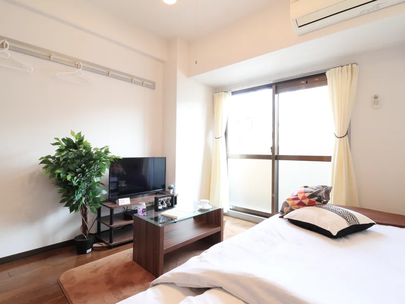 白と茶色を基調としたベーシックな洋室で、皆様からご好評をいただいております。32型TVに加え、DVDプレイヤーも用意しておりますので、余暇の選択肢に幅が出ます。消臭剤や掃除機、空気清浄機も標準装備でご案内しておりますので、室内を清潔に保つことが出来ます。(*’ω’*)