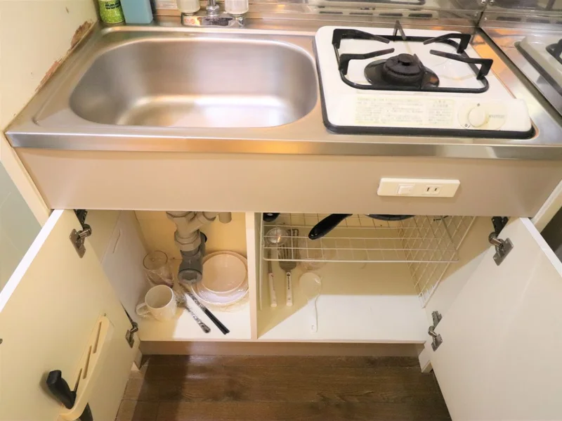 フライパンや鍋、まな板、包丁などの主要な調理器具の他に、お箸、スプーン、フォーク、茶碗、汁椀、丼ぶり椀などの食器類、炊飯器やサランラップ等の家電や備品も標準装備でご案内いたします。もちろん、電子レンジ、冷蔵庫などの主要な家電もご用意しております。(*’ω’*)