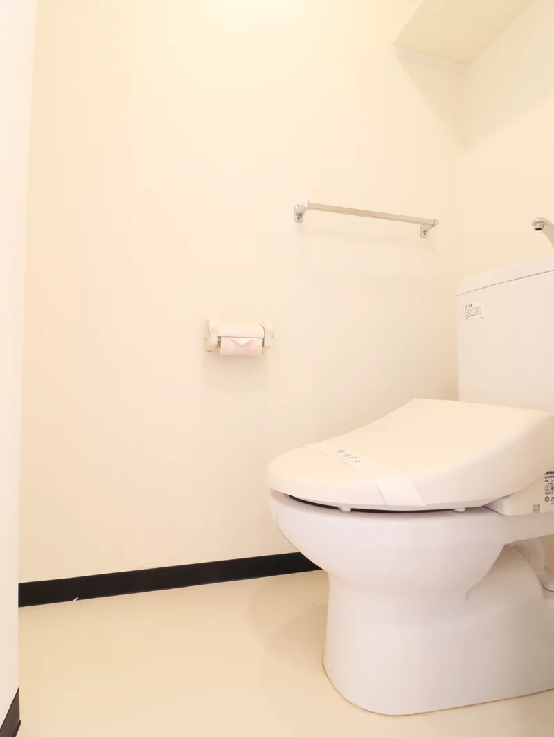 嬉しい風呂トイレ別設計で、シャワートイレ機能付きの水洗トイレです。トイレットペーパーも3ロールご用意しておりますので、短期から長期まで様々なお客様に安心してお使いいただけます。もちろん、トイレブラシもご用意しておりますので、いつでも清潔にご利用していただくことが出来ます。(^^♪