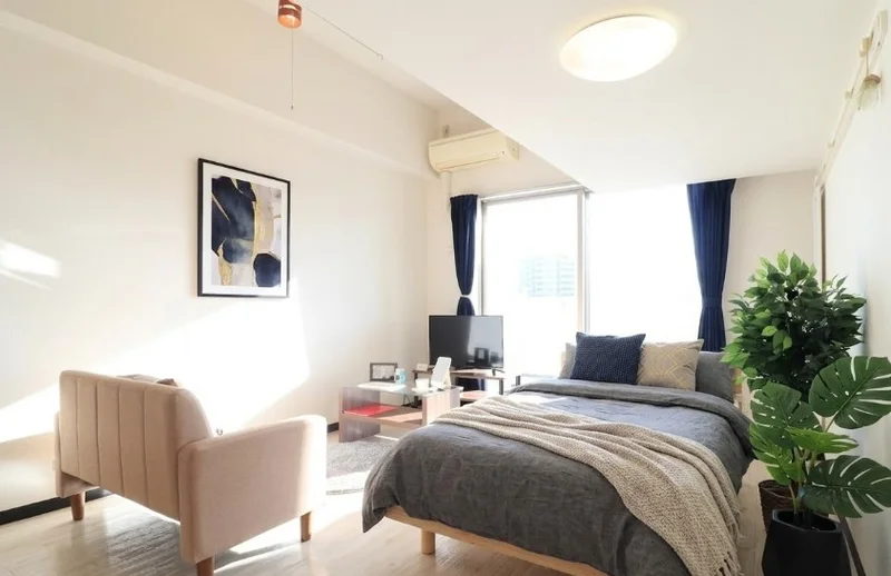 ゆったりとした広めの１Rで、ロフトに加えてソファーもあるので、二人入居の際にも快適です。バスタオルやフェイスタオルも2組ご用意しておりますので、洗濯をし忘れた場合でも安心です。掃除機や空気清浄機も標準装備でご案内しておりますので、いつでも清潔な空間に保つことが出来ます。(^^♪※植木と額とクッションなどの装飾は写真用です。