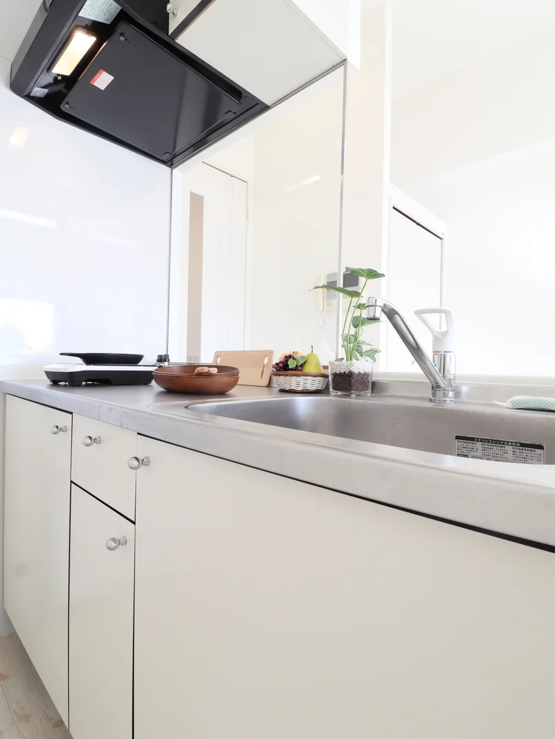 1口IHキッチンで、広めのスペースがあるので、料理を作る場合にも手狭にならずに取り掛かれます。使用頻度の高い電子レンジや単身向けの少し大きめな冷蔵庫、電気ケトルまでもが標準装備なので、一人暮らしが初めての人でも快適にお過ごしいただけます。(^^♪