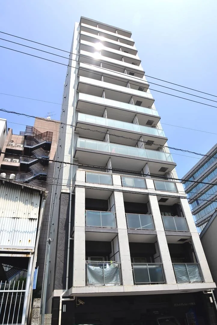 竹屋小学校が目の前の当物件。オートロックや防犯カメラによる安心のセキュリティも特徴です。広島の繁華街である薬研堀や流川通り、袋町などにも歩いて行けるほど近いので、立地も良いのが特徴です。１Fマンション出入口はコインパーキングになっており、車を利用する方にもおすすめです。また、自動販売機も設置されているので、何かと便利です。(^^♪