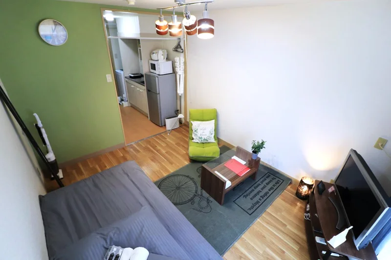 自宅で暮らすような暖かい空間が魅力的♪出張の方はもちろん、学生さんや観光でいらっしゃる方にもKマンスリーのお部屋は家具・家電・備品の充実度が高いため大変ご好評いただいております