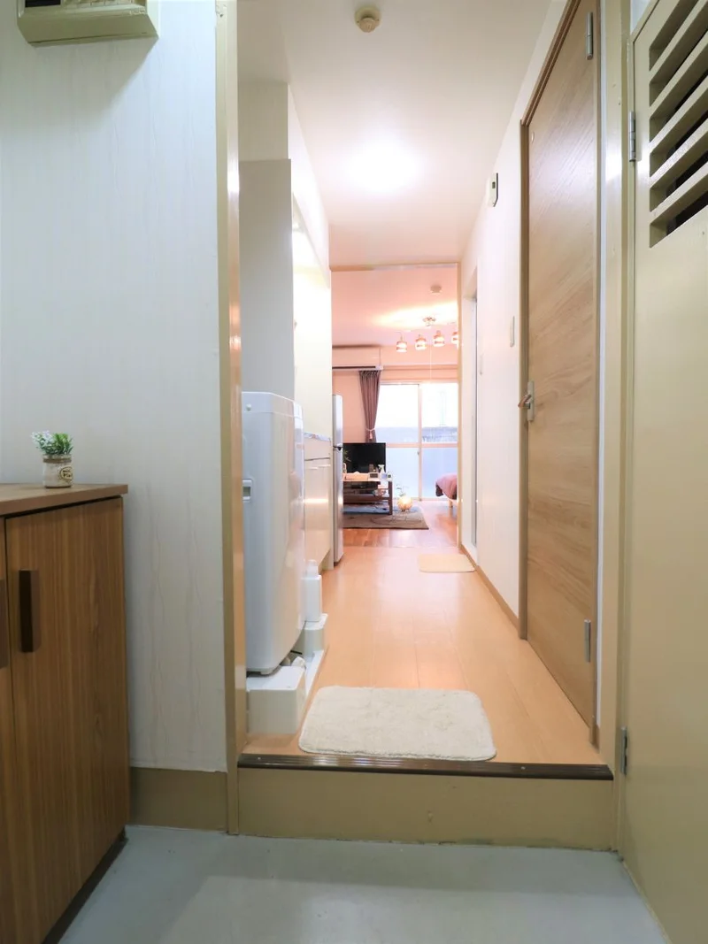 玄関にシューズボックスがございますので靴を収納することができ、靴の置き場に困ることはございません(^^♪