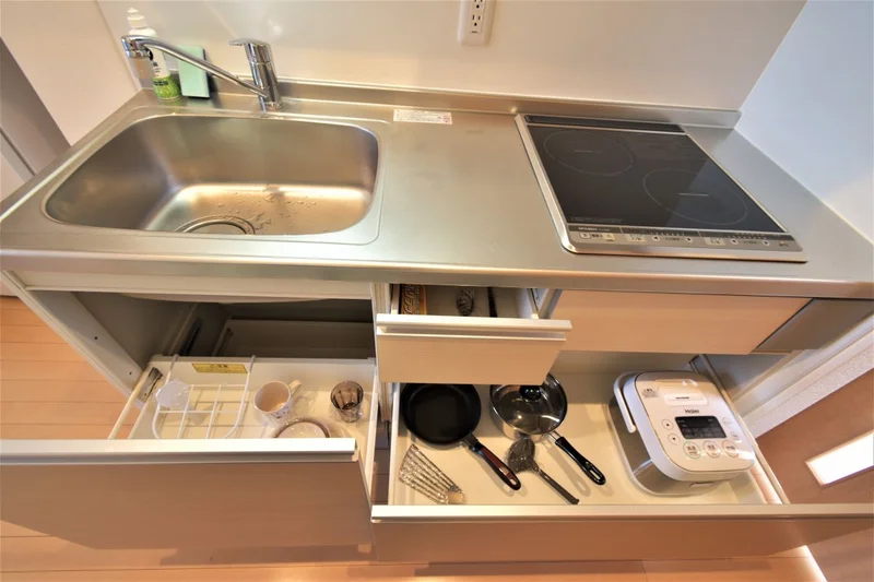 フライパンなどの調理器具一式とお皿をご用意させていただいてますので、入居してすぐ調理可能です♪近くにフレスタがございますのでお買い物をしてご入居されても良いかもしれません！