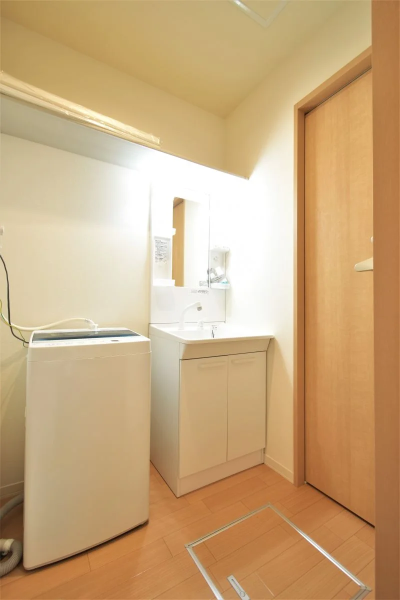 忙しい朝でも余裕をもって身だしなみが整えることができる独立洗面台！室内洗濯機なので天気が悪い日でも洗濯することができます。また、洗濯洗剤もご用意しておりますので、入居即日に洗濯可能です♪