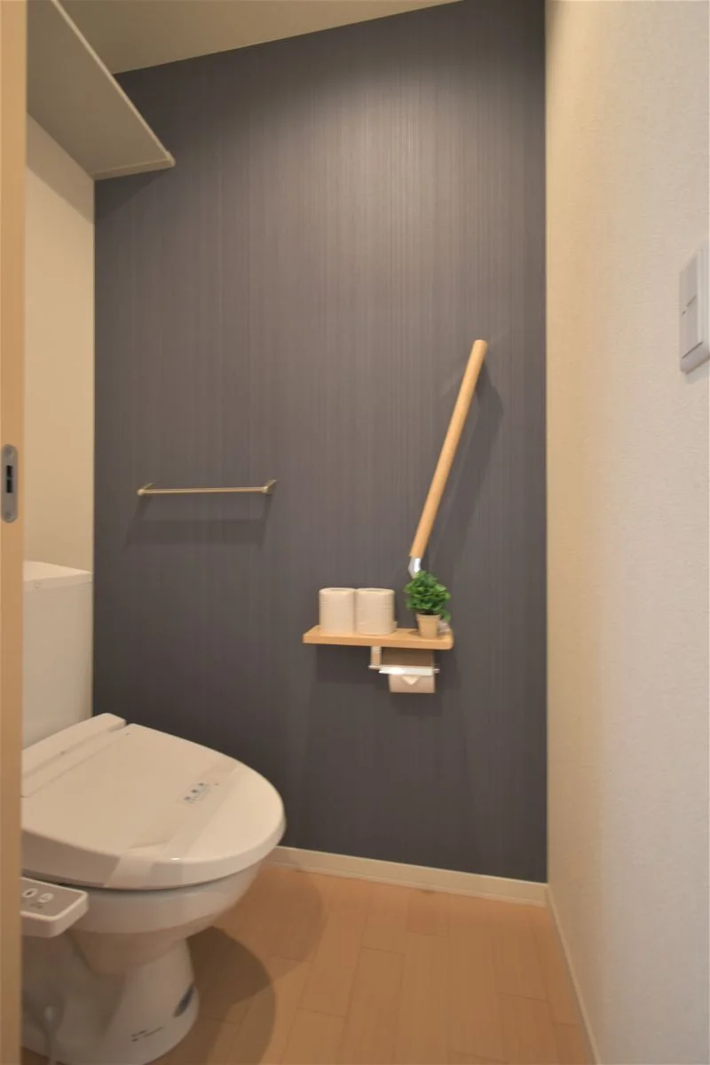 バストイレ別！トイレはなんとウォシュレット付き！トイレットペーパーやトイレブラシ等、他では置いてない備品も沢山ございますので短期～長期でお住まいの方にも「あったら助かるものが多い」と大変ご好評いただいております。