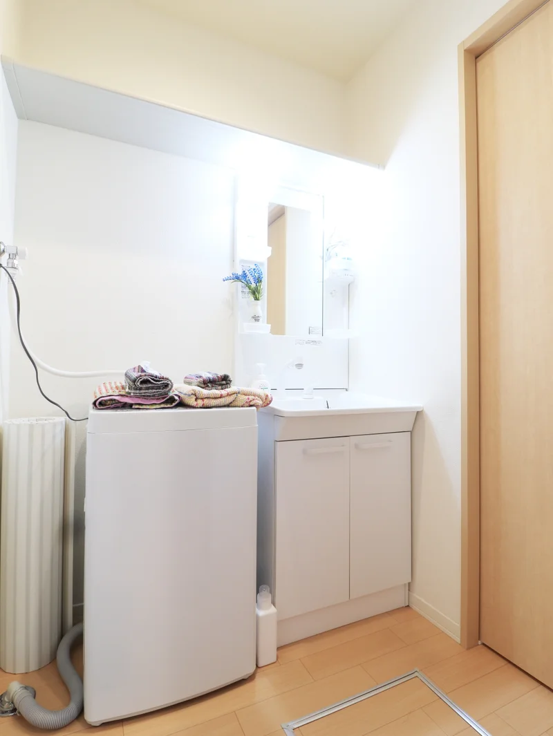 忙しい朝でも余裕をもって身だしなみが整えることができる独立洗面台！室内洗濯機なので天気が悪い日でも洗濯することができます。また、洗濯洗剤もご用意しておりますので、入居即日に洗濯可能です♪