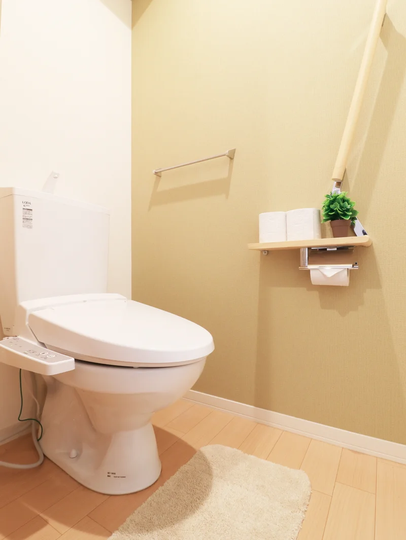 バストイレ別！トイレはなんとウォシュレット付き！トイレットペーパーやトイレブラシ等、他では置いてない備品も沢山ございますので短期～長期でお住まいの方にも「あったら助かるものが多い」と大変ご好評いただいております。