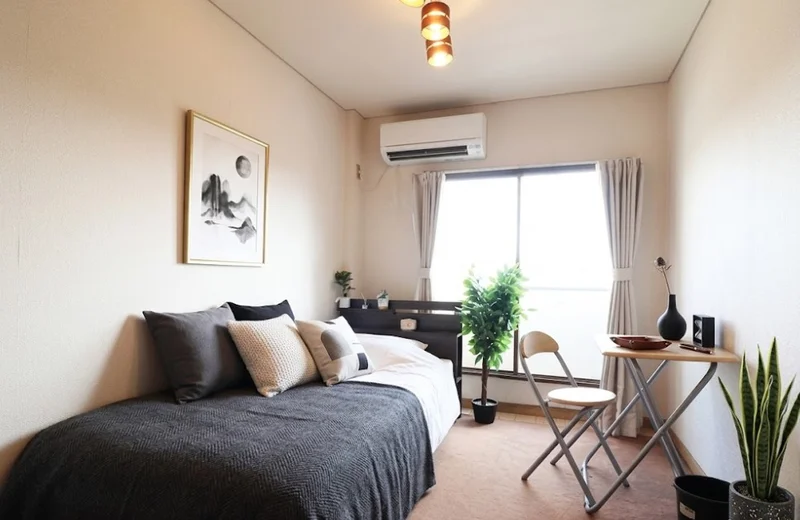 マンスリーでは珍しい喫煙ルーム・愛煙家のためのお部屋です！！家具家電付きで入居されたその日から自宅のようにくつろいでいただける空間となっております。※植木と額とクッションなどは写真用です。