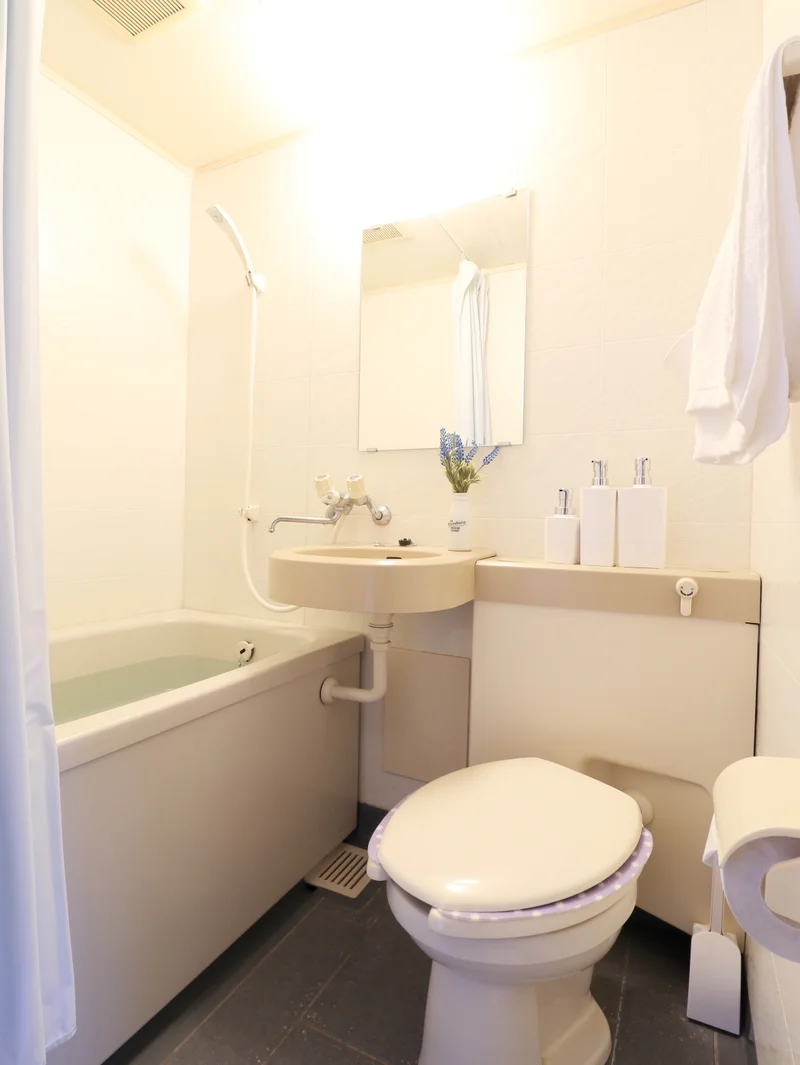 ささっとお風呂を済ませたい方にオススメのユニットバス！シャンプー・ボディーソープなど充実の品ぞろえです♪また、トイレブラシなど他では置いてない備品もご用意しておりますので、短期～長期でお住まいの方にも「あったら助かるものが多い」とご好評いただいております(^^♪