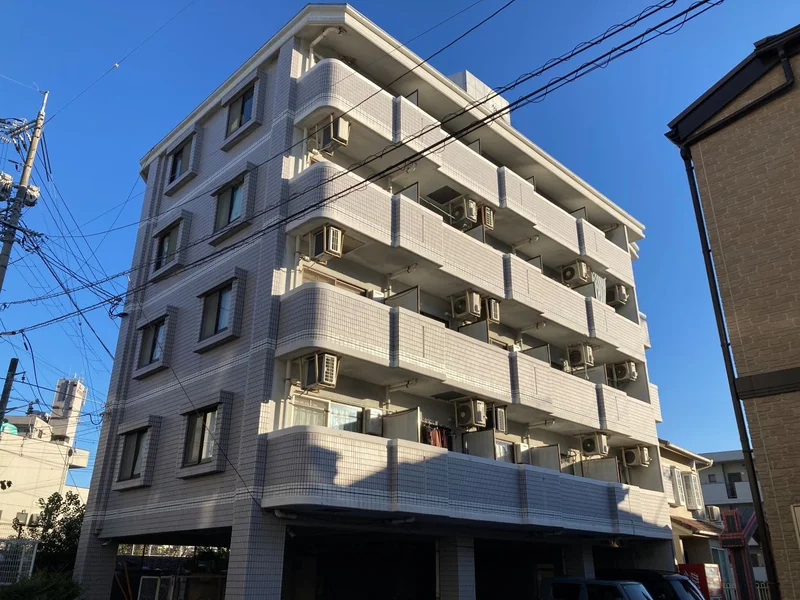 物件最上階の4階なので、見晴らしの良い部屋で、コンビニが徒歩5分にあるので、何かと便利。敷地内ゴミステーションなのでゴミ捨ても簡単。中広通り近くで駐車場完備なので、通勤に便利。オートロック付きのセキュリティに加え、監視カメラも配置されているので、万一の時にも安心です。(‘・ω・`)