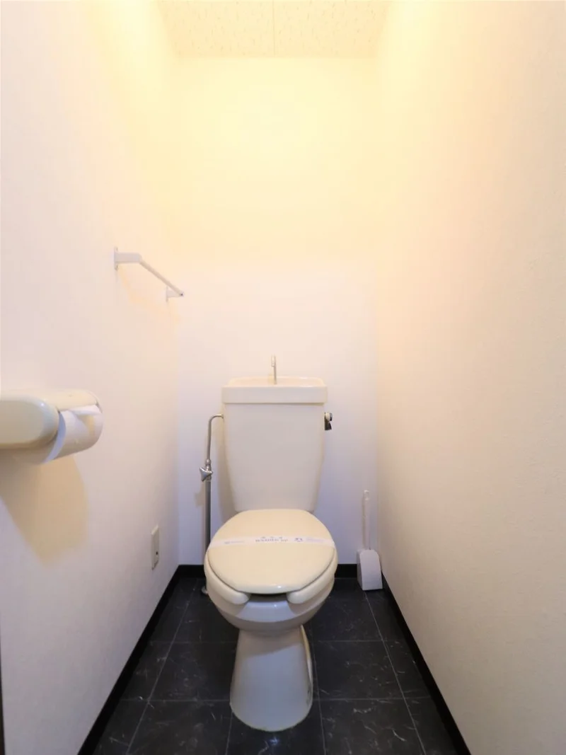 嬉しいトイレ風呂別設計で、トイレブラシに加えて、トイレットペーパーも3ロールご用意しております。短期の場合も中～長期の場合も快適にご利用いただくために、清掃用の備品も標準装備でご案内いたします。(‘・ω・`)