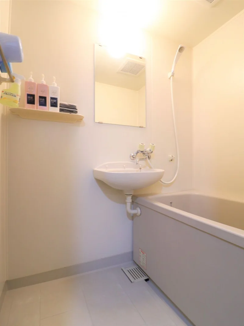嬉しい風呂トイレ別設計で、シャンプー・コンディショナー・ボディーソープのアメニティの他にも、新品のボディータオル、風呂桶に加え、掃除ができるようにバスタブ用の洗剤にスポンジまでご用意しております。普段はシャワーで済ます方にこそ、こういう機会にはバスタブをご利用していただきたいものです。(‘・ω・`)