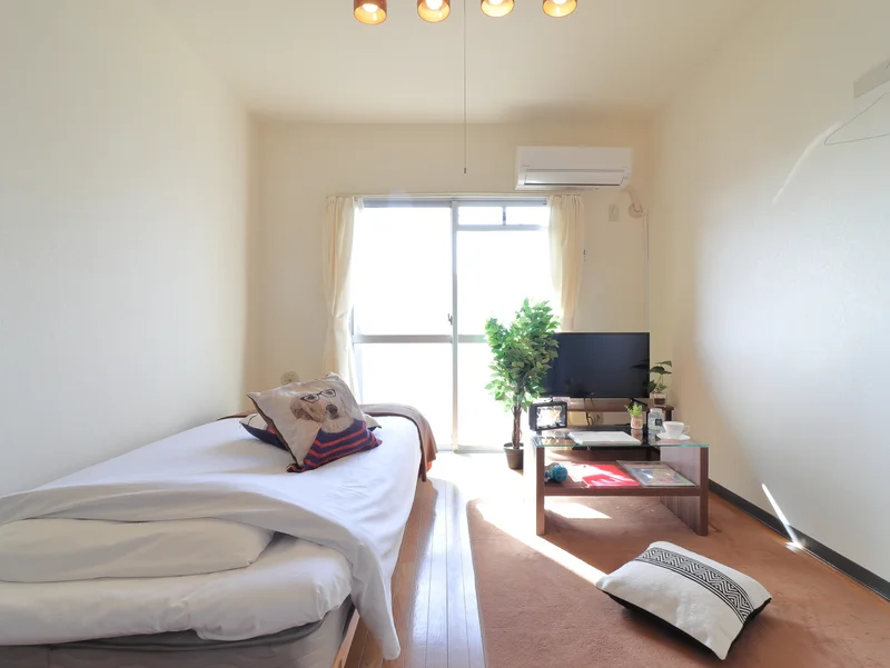 西区エリアに新規オープンした駐車場付きの物件で、白と茶色を基調としたお洒落な洋室です。32型ＴＶにＤＶＤプレイヤーもあるので、室内でお過ごしの際も選択肢の幅が出ます。掃除機や空気清浄機もあるので、いつでも清潔な生活が出来ます。我が家のようにくつろぐことのできる空間をご提供いたします。( ^^)