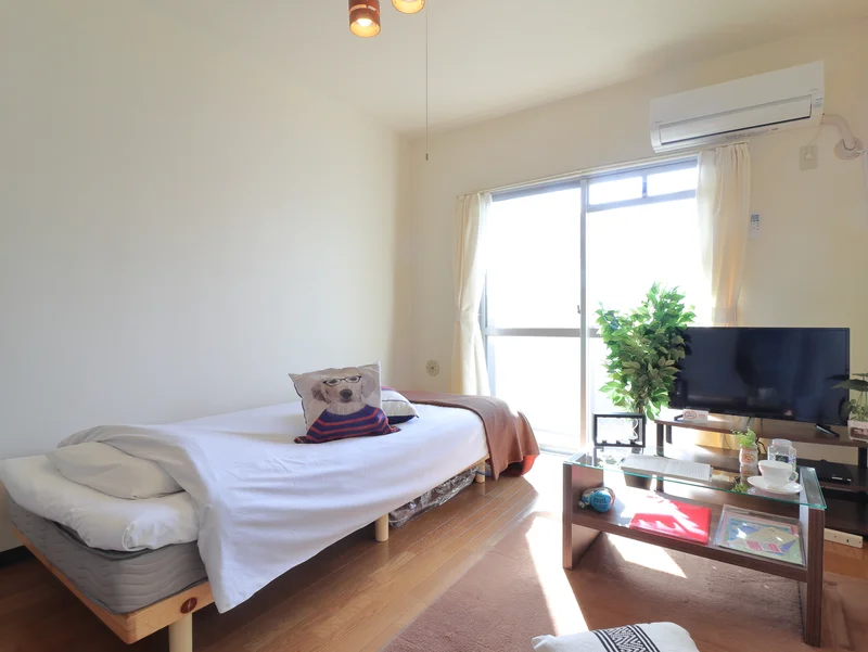 エアコン付きで一年を通して快適な室温でお過ごしいただけます。　あると嬉しい備品類も取り揃えているので満足度の高いお部屋です！
