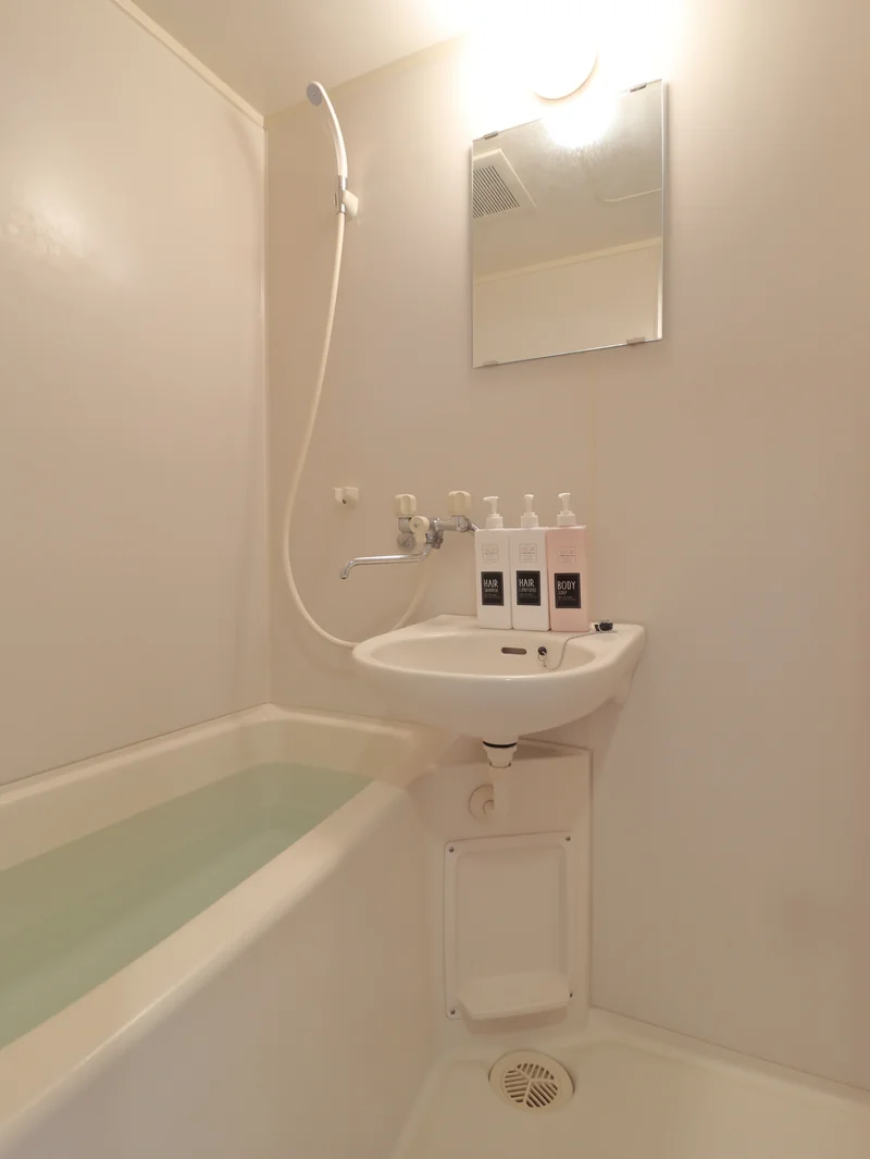 風呂トイレ別設計なので、気兼ねなくお使いいただけます。シャンプー・コンディショナー・ボディーソープを完備し、新品のボディータオルもご用意。勿論、洗剤とスポンジもあるので、掃除も可能です。風呂桶もご用意しておりますので、湯船に浸かっていただく際にも便利。普段家では浸からないけれど、という人こそ、こういう時には便利です。( ^^)