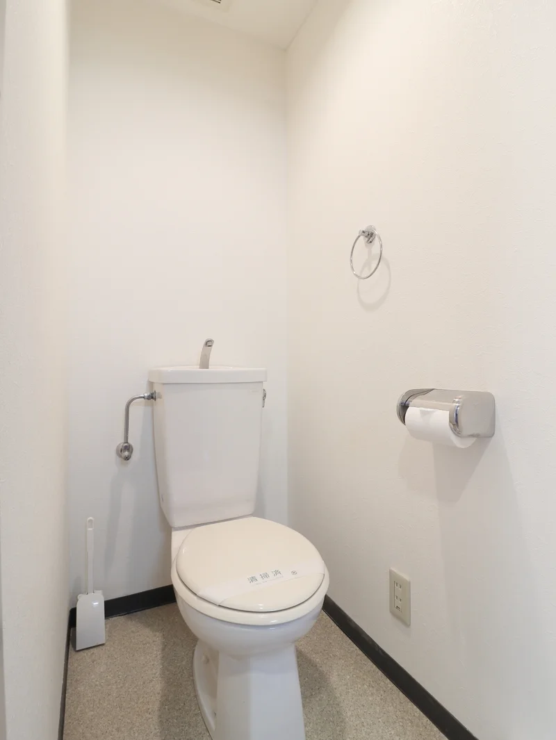 嬉しい風呂トイレ別設計です。トイレットペーパーは3ロール準備しておりますので、中～長期利用の場合も安心。トイレブラシもあるので、掃除も可能です。「あれば便利なものを多く取り扱っている」と、ご利用下さった人達から多くの声が届いております。( ^^)