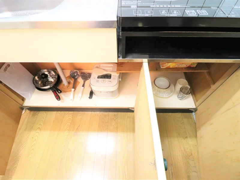 キッチンはお掃除する際に便利な2口ＩＨ♪フライパンや鍋などの調理器具だけでなく、コップやお皿などもご用意しておりますので食材さえご用意いただければ、即日自炊可能です！