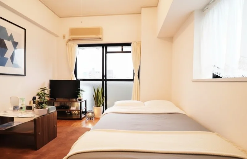 角部屋、駐車場付物件です。インターホン付き主要な家具家電の他にも多くの備品を標準で用意しております。ビジネスや観光で、余計な荷物を持ってくる必要がない程の家具・家電・備品の充実度合いに対して値段が手ごろな物件が多く、ご利用いただいたお客様からは満足度の高いお声を多くいただいております。※植木と額とクッションなどの装飾は写真用です。