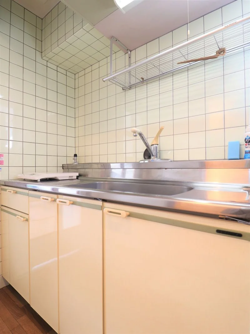 １口IHキッチンです。食器用洗剤にスポンジなども用意しておりますので、持ち込む必要はございません。ご自由にお使いください。電気ケトルも標準装備なので、お湯を沸かす際にも大変便利です。調理器具も多数準備しておりますので、料理をされる方にもご好評いただいております。(V)o￥o(V)