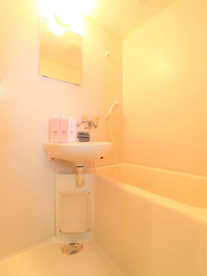 風呂トイレ別設計なので、気兼ねなくお使いいただけます。シャンプー・コンディショナー・ボディーソープを完備し、新品のボディータオルもご用意。勿論、洗剤とスポンジもあるので、掃除も可能です。風呂桶もご用意しておりますので、湯船に浸かっていただく際にも便利。普段家では浸からないけれど、という人こそ、こういう時には便利です。(V)o￥o(V)