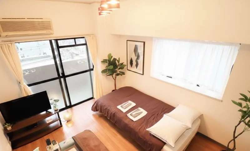 小窓があるので、明るく綺麗な洋室です。32型ＴＶにＤＶＤプレイヤーもあるので、室内でお過ごしの際も選択肢の幅が出ます。掃除機や空気清浄機もあるので、いつでも清潔な生活が出来ます。我が家のようにくつろぐことのできる空間をご提供いたします。※植木と額とクッションなどの装飾は写真用です。